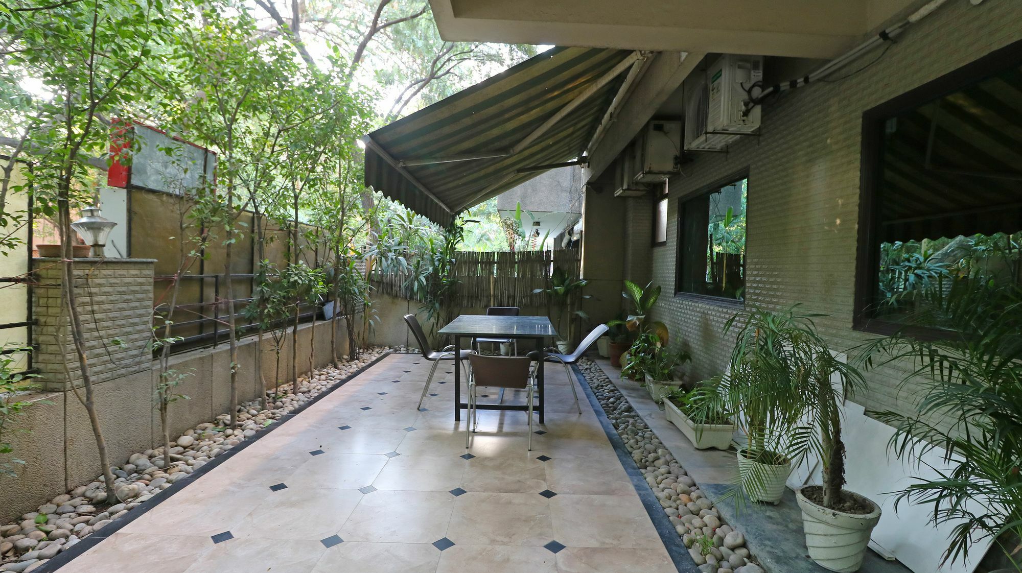 Hotel Chalet Yeni Delhi Dış mekan fotoğraf